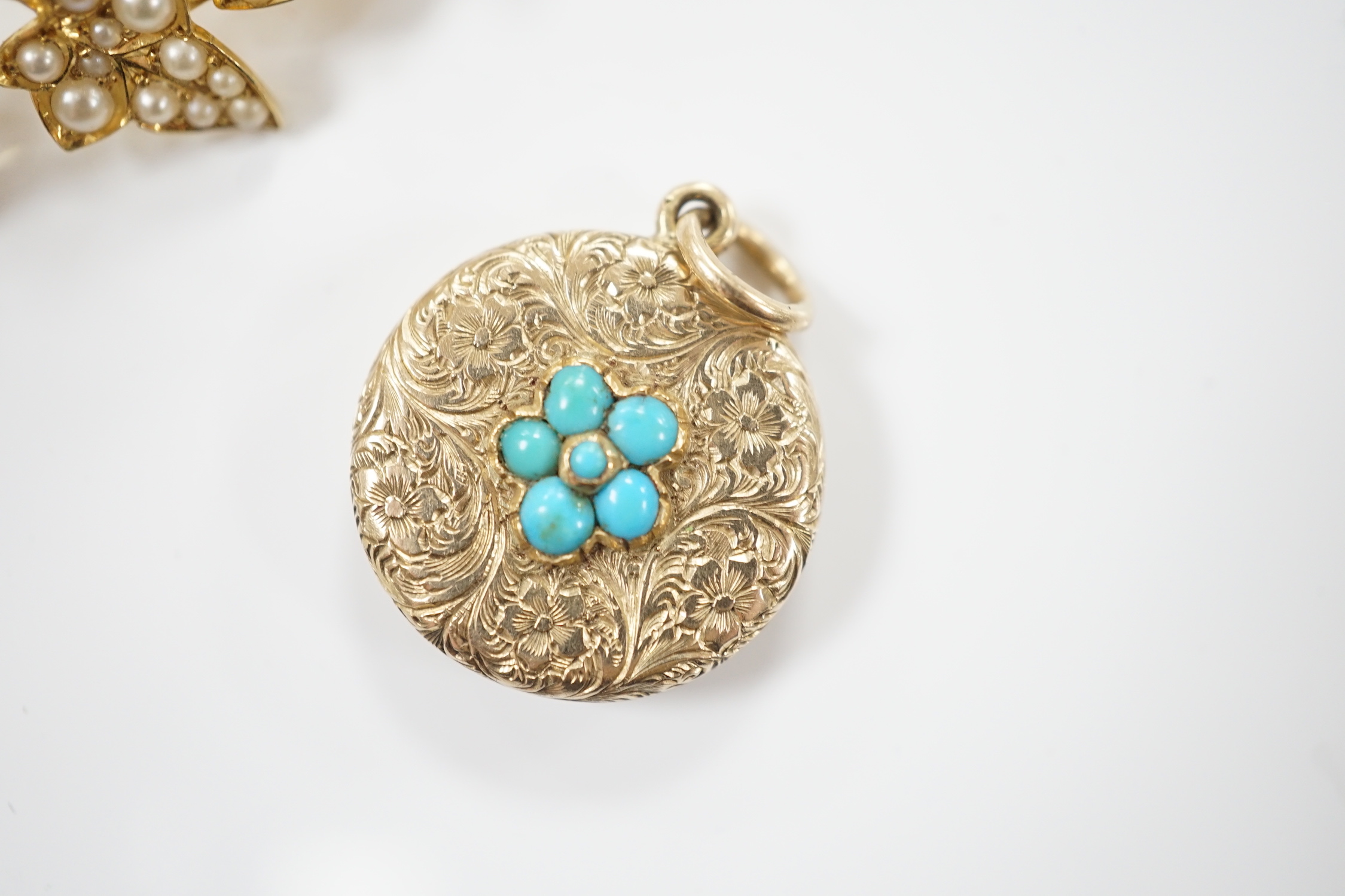 An Edwardian yellow metal and seed pearl set spray brooch, 45mm, together with a similar yellow metal and turquoise cluster set pendant with glazed back.